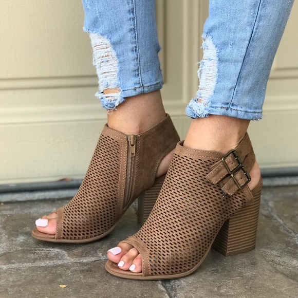 NIB Tan Double Buckle Perforated Slingback Sandal - Picture 2 of 4